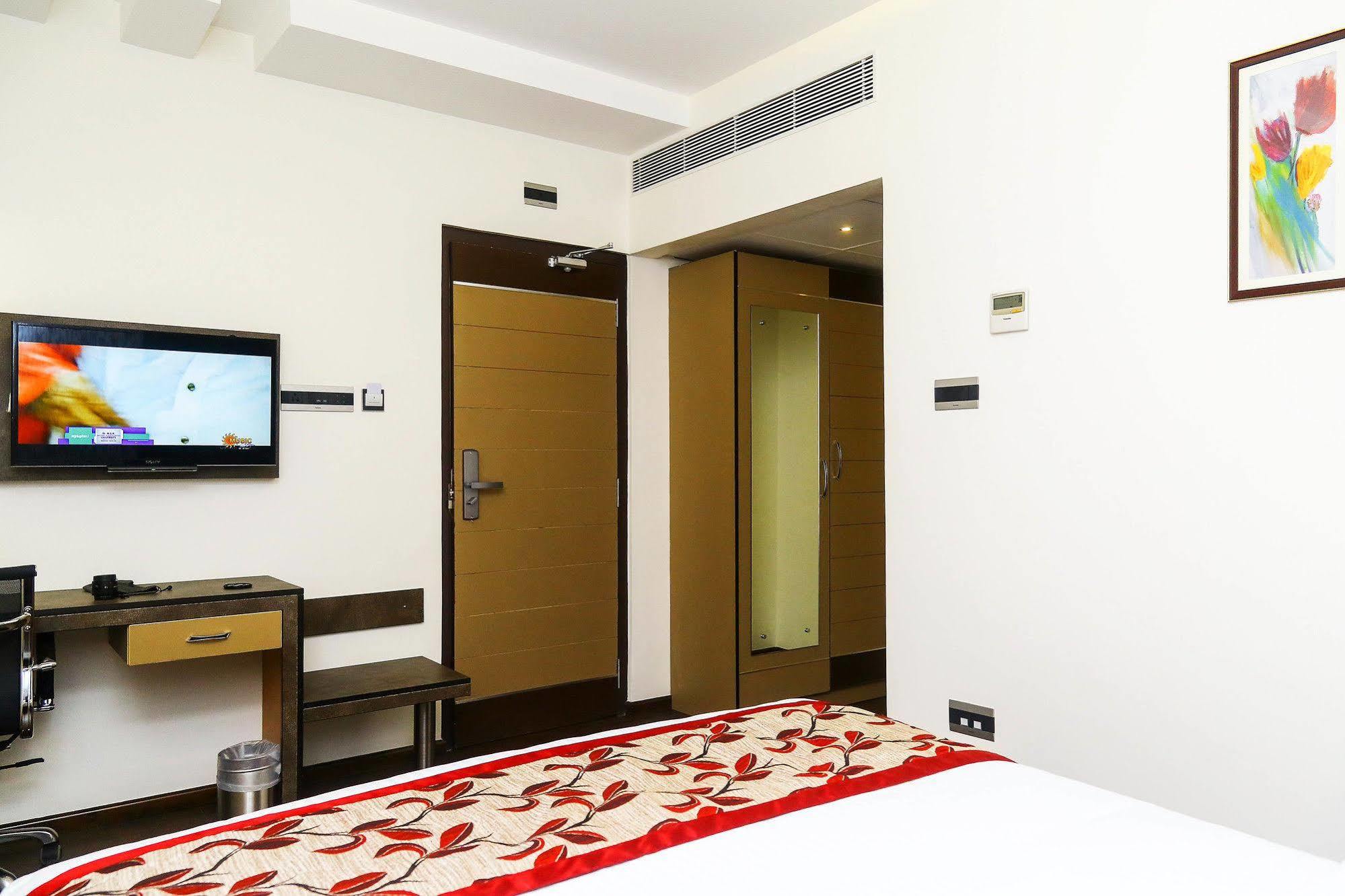 The Spin Hotel Chennai Exterior foto